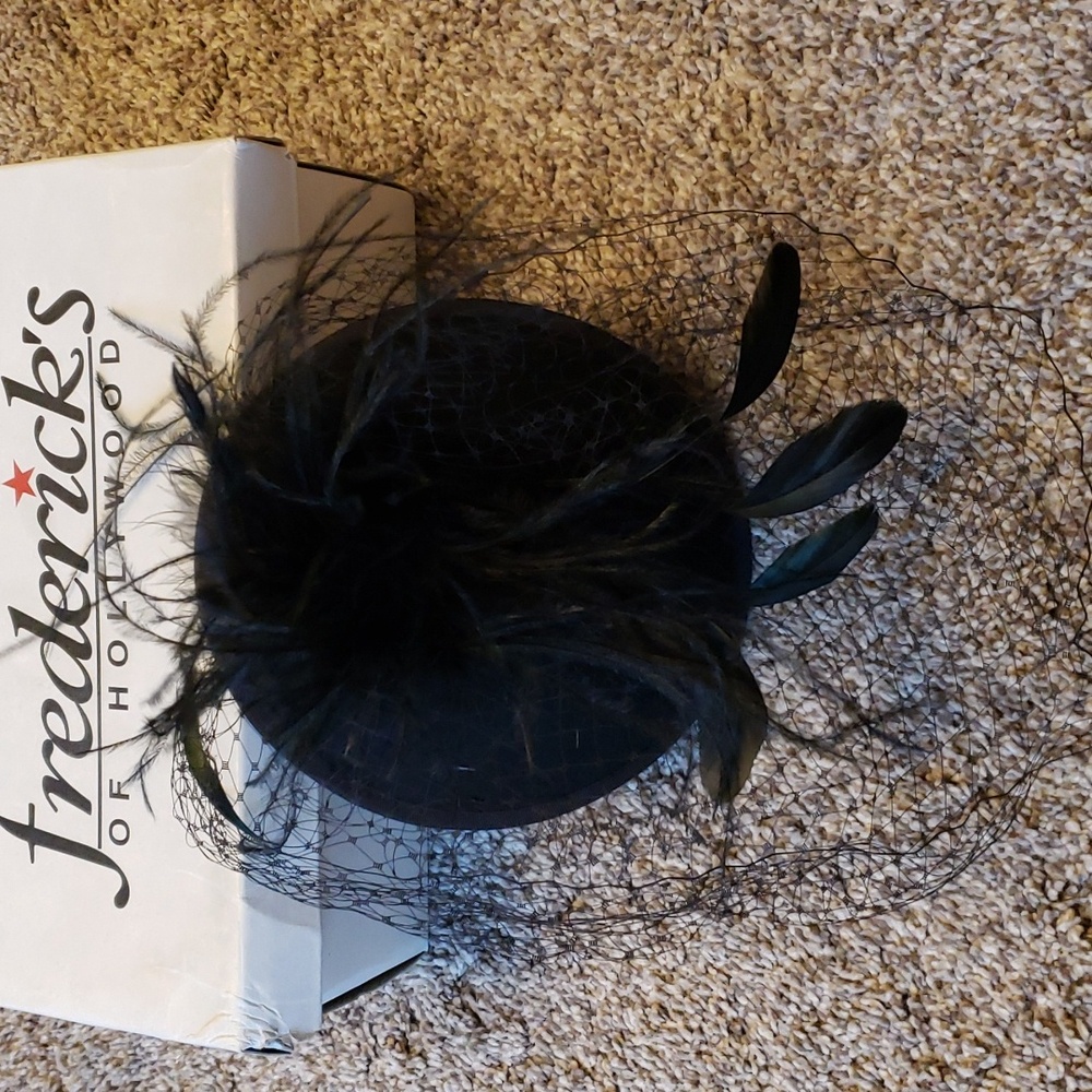 Fascinator hat veil with green iridescent feathers